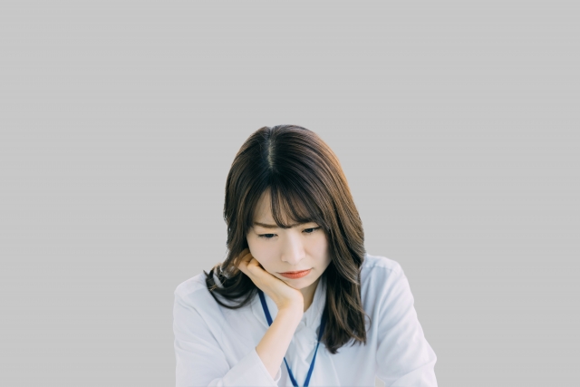 悩む女性　ママ　ワーママ　ボロボロ